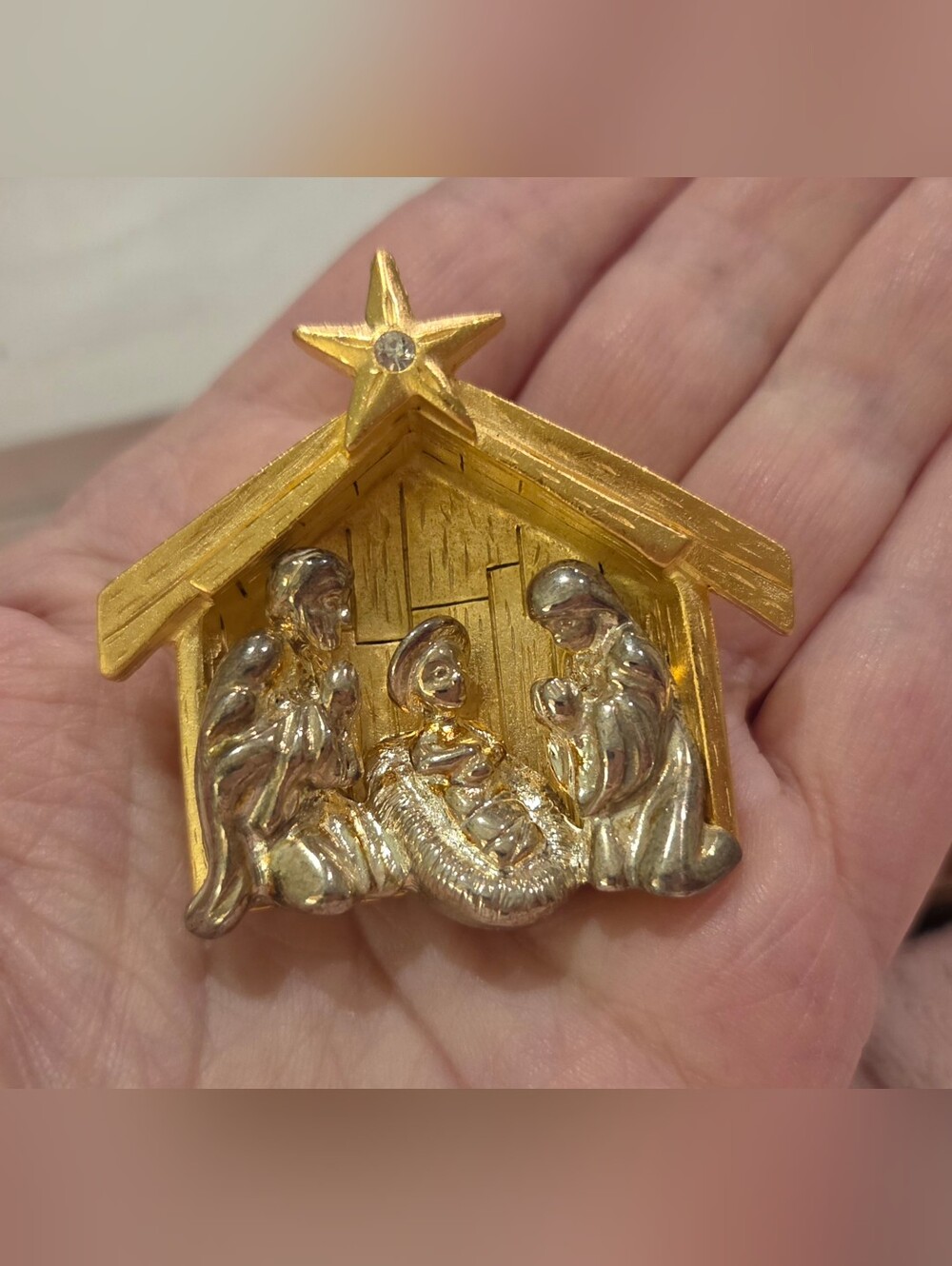 VINTAGE NATIVITY CHRISTMAS BROOCH